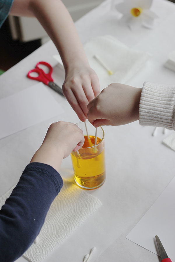 make paper daffodils with the kids